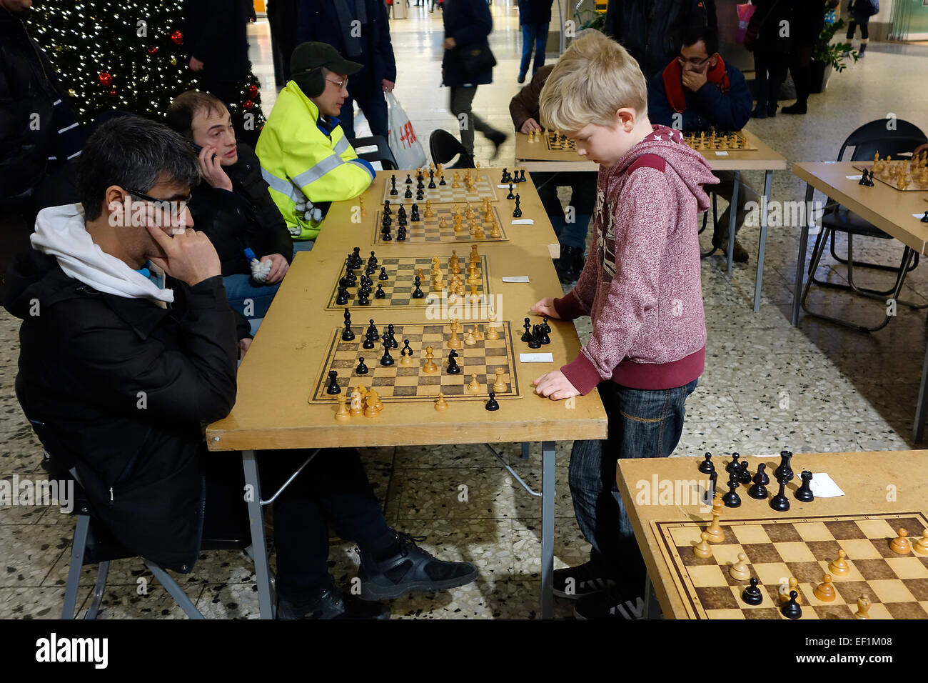 10 Jahre alter Junge spielt simultan Schach-Spiel mit 10 Erwachsenen Teilnehmern.  Nordstan, Göteborg, Göteborg, Schweden Stockfoto