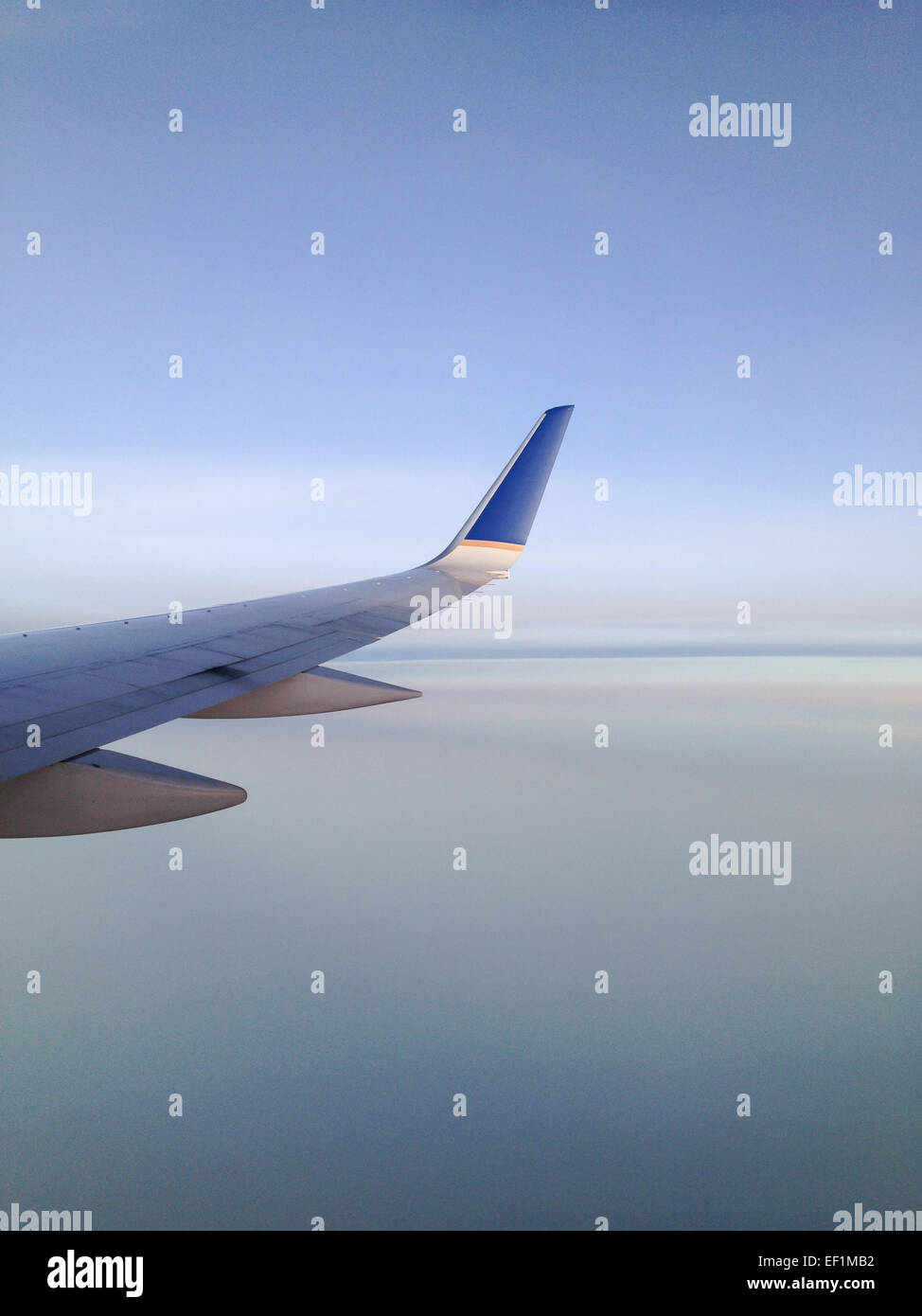 Blick vom ein Passagierflugzeug des rechten Flügels über cremig weich Wolken. Stockfoto