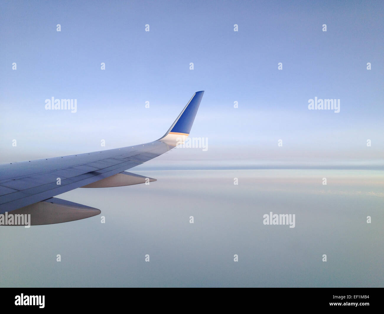 Blick vom ein Passagierflugzeug des rechten Flügels über cremig weich Wolken. Stockfoto