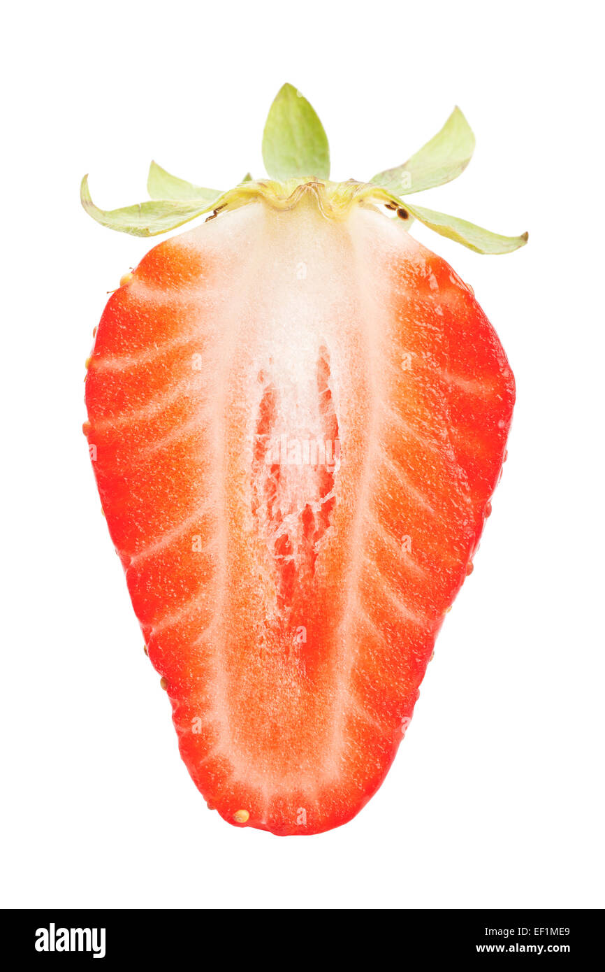 Die Hälfte der Erdbeeren auf weißem Hintergrund isoliert Stockfoto