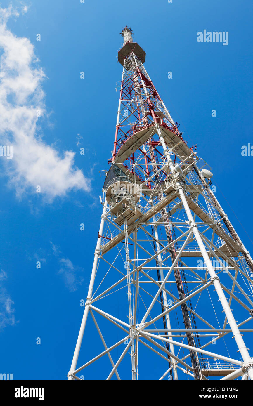Fernmeldeturm am blauen Himmel Stockfoto