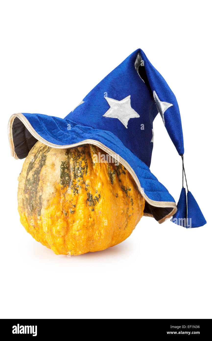 Halloween-Kürbis mit blauen Hexenhut Stockfoto