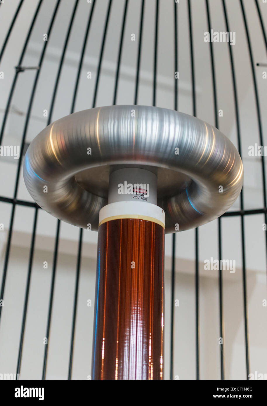 Resonante Transformator im Faraday-Käfig. Tesla-Spule. Stockfoto