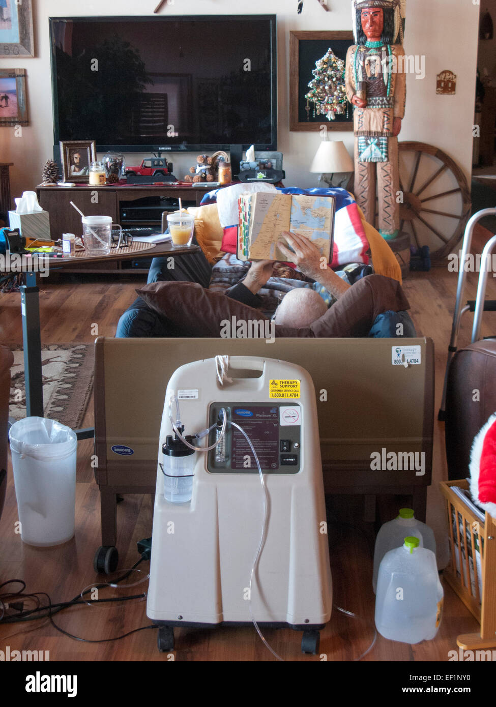 Holunder-Greis im Krankenhausbett hält Bibel Stockfoto