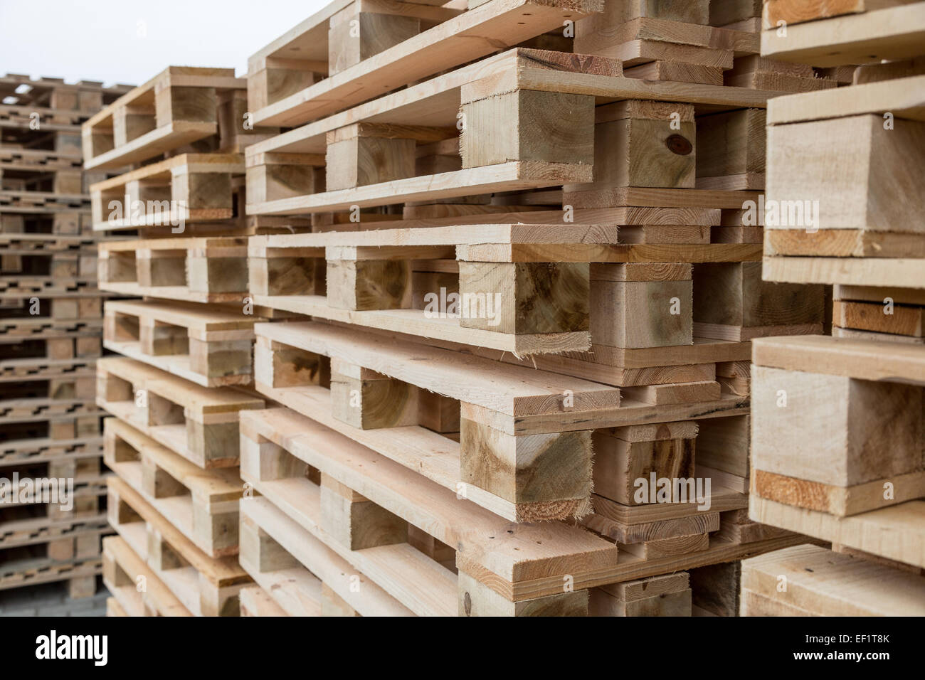 Vorratsstapel von Holzpaletten in einem Hof Stockfoto