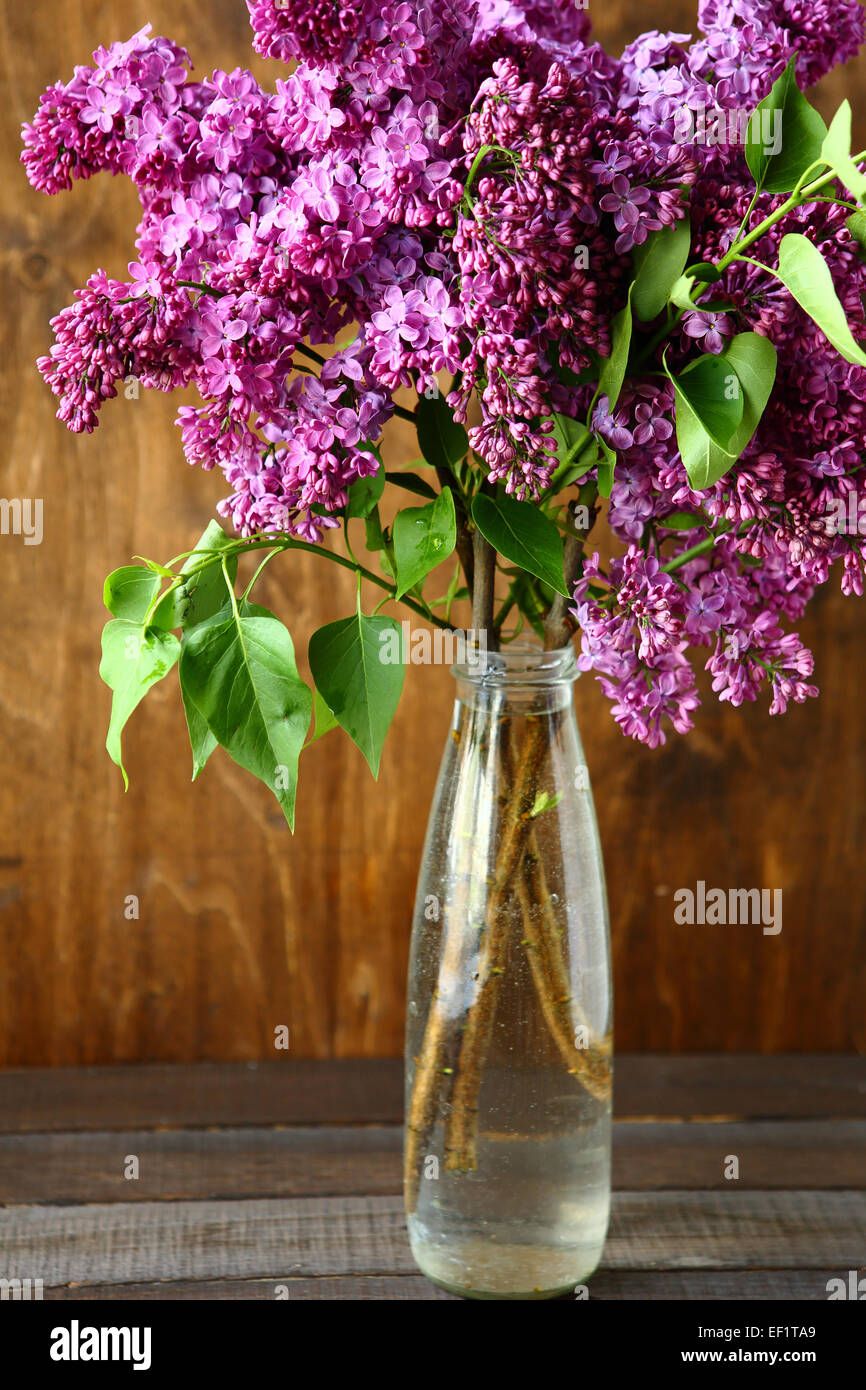 Bouquet von Flieder in der Vase auf den Brettern aus Holz Hintergrund  Stockfotografie - Alamy