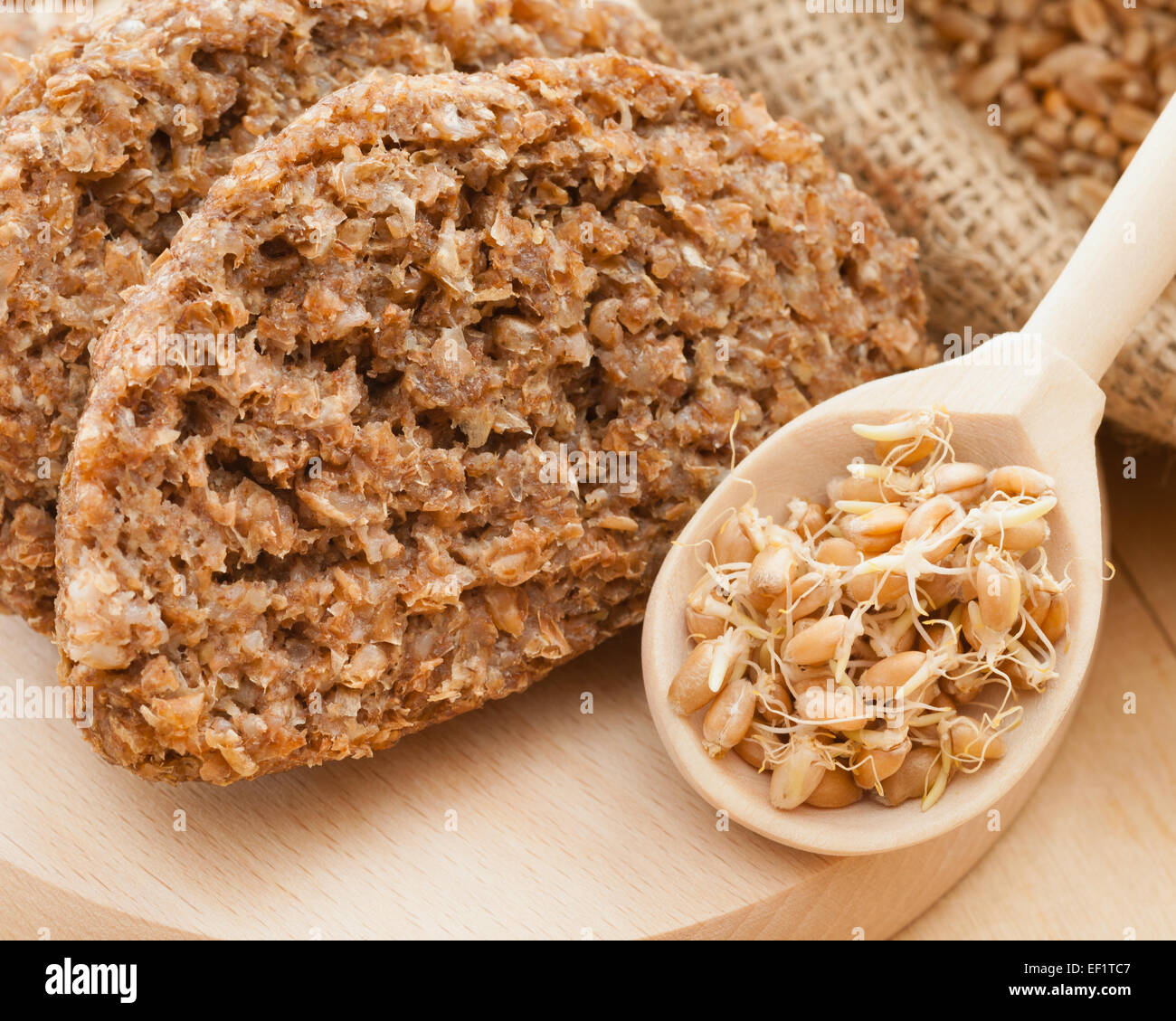 Brotscheiben aus Weizen-Sprossen und Samen Stockfoto
