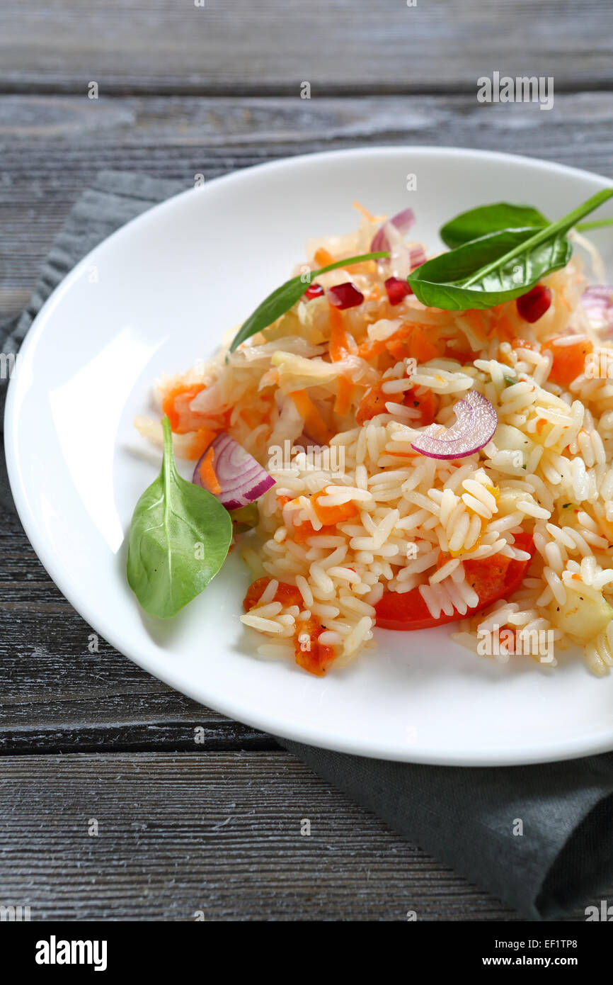 Reis mit Zwiebeln und Basilikum, Essen Stockfoto