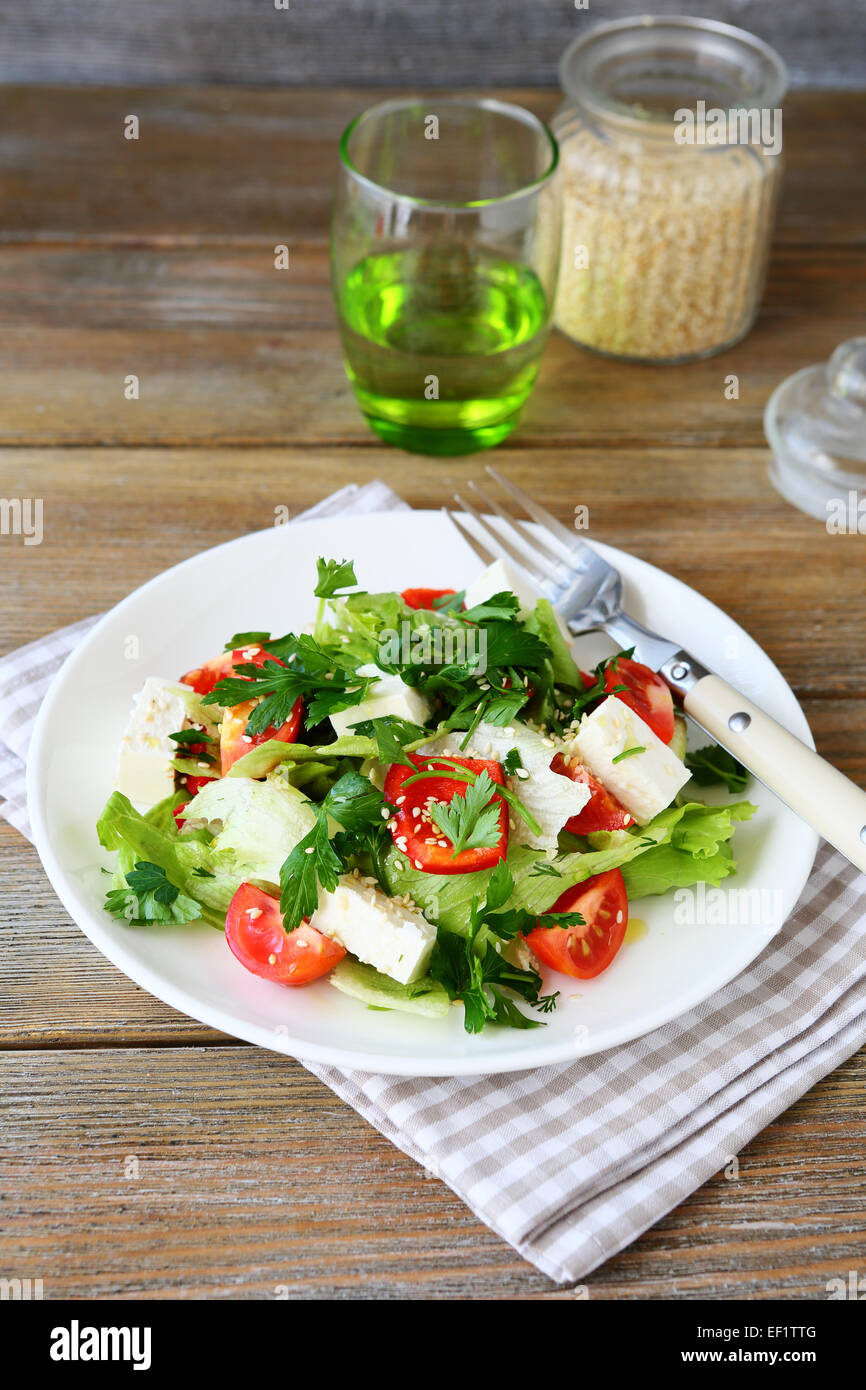 Frischer Salat mit Gemüse auf einem Teller, leckeres Essen Stockfoto