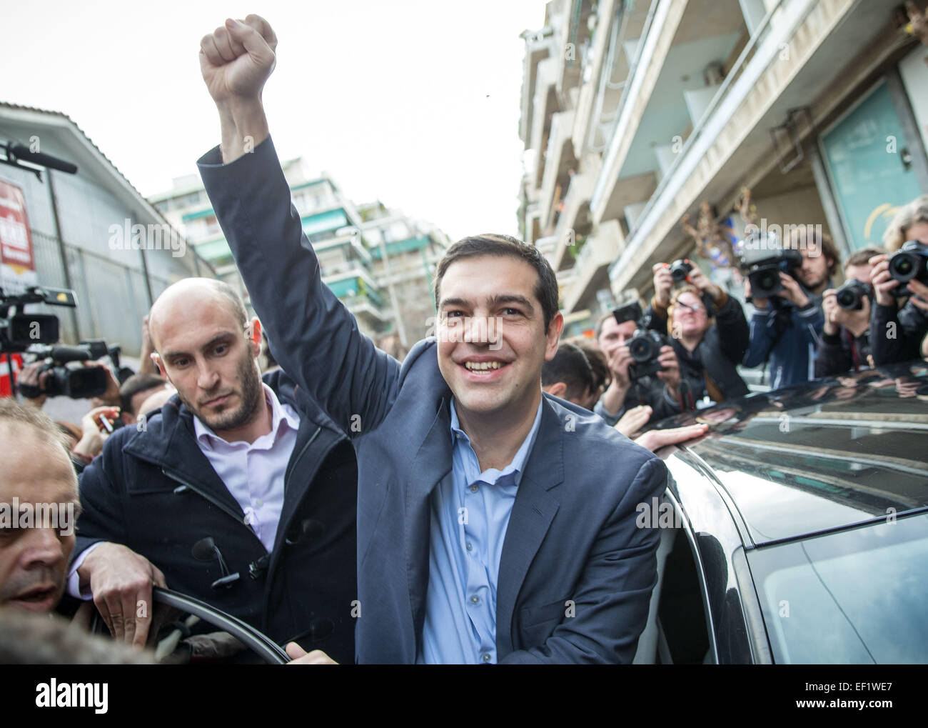 Athen, Griechenland. 25. Januar 2015. Alexis Tsipras Führer der radikalen Linken Hauptopposition Partei Syriza Wellen auf das Publikum, nachdem er das Wahllokal für Griechenland Parlamentswahlen in Athen, 25. Januar 2015 verlassen. Griechenlands linke, gegen Sparpolitik Syriza Partei und ihre Führer Alexis Tsipras, hat seinen Vorsprung an der Spitze für die 25. Januar 2015 Wahlen-Reiten eine Welle der Wut über Sparmaßnahmen als Voraussetzung für eine internationale Rettungsaktion erweitert. : Bildnachweis Michael Kappeler/Dpa: Dpa picture-Alliance/Alamy Live News Stockfoto