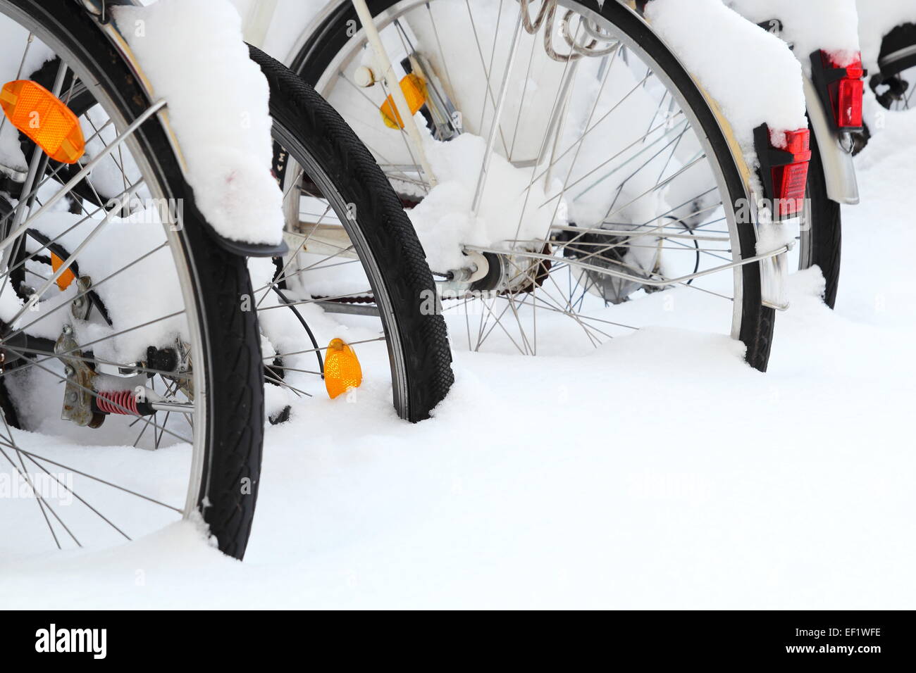 Viele Fahrräder mit Schnee bedeckt nur Reifen Stockfoto