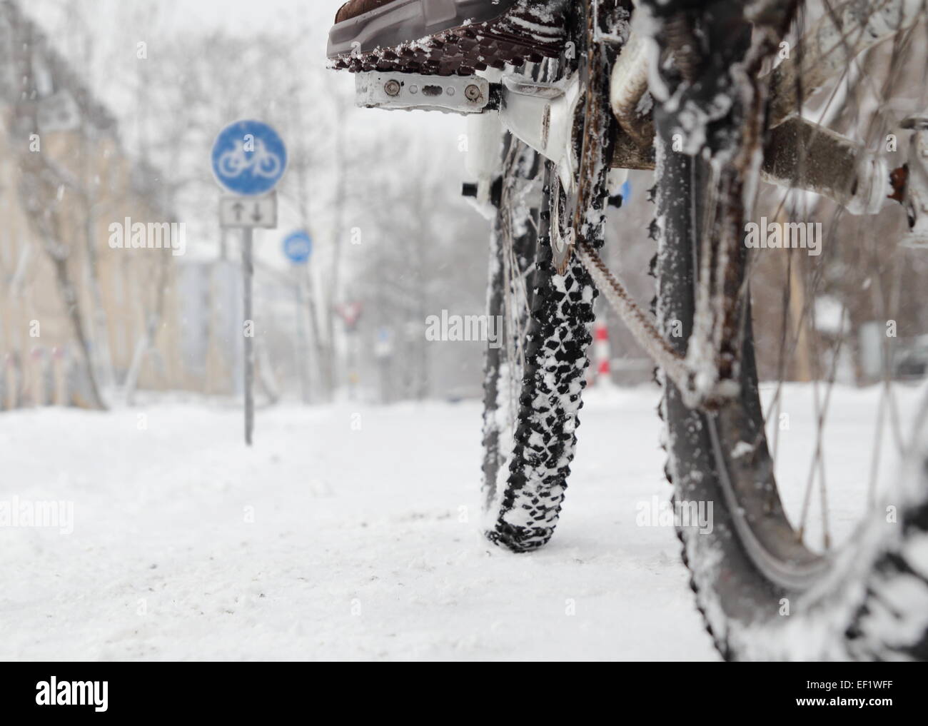 Fahrrad fahren im Winter Schnee Stockfoto