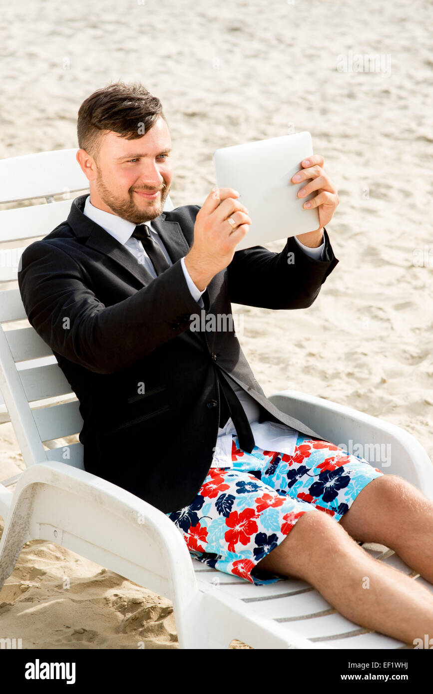 Geschäftsmann Selfie Aufnahme mit digital-Tablette auf dem Liegestuhl am Strand sitzen Stockfoto