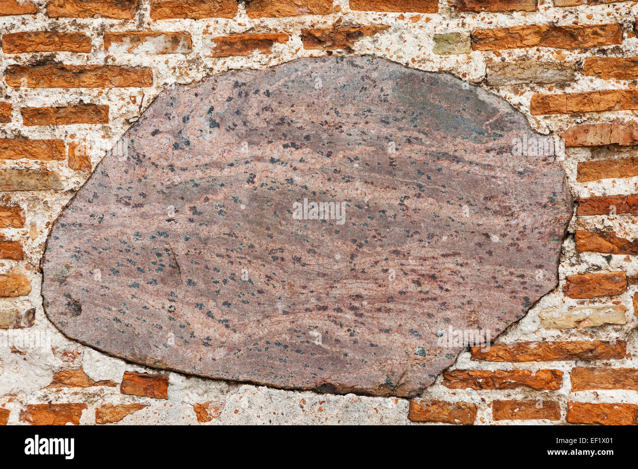 alte Gebäude Mauer aus roten Ziegeln und Stein Stockfoto