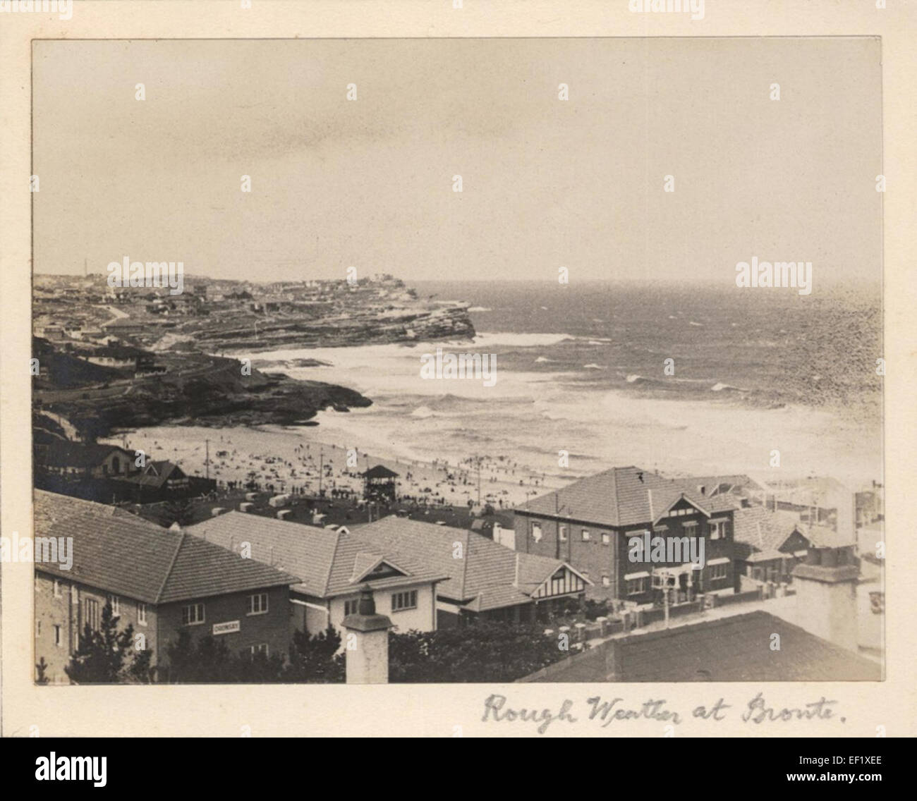 „Raues Wetter in Bronte“ fängt die dramatischen Wetterbedingungen an der Küste von Bronte, Australien, ein. Das Bild spiegelt die Kraft der Natur und die Schönheit der zerklüfteten Küstenlandschaft wider. Stockfoto