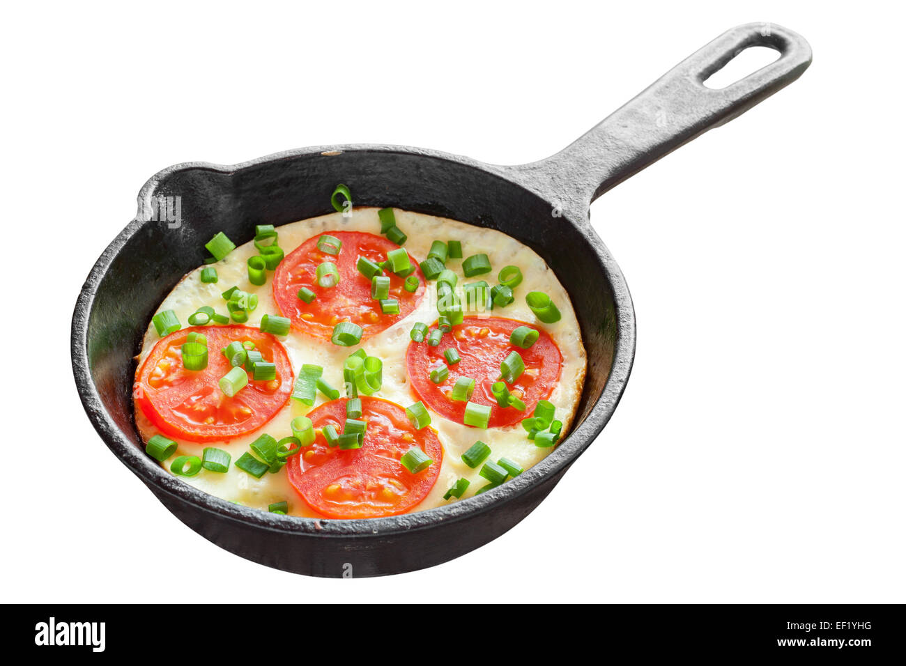 Pfanne mit Rührei und Tomaten isoliert Stockfoto