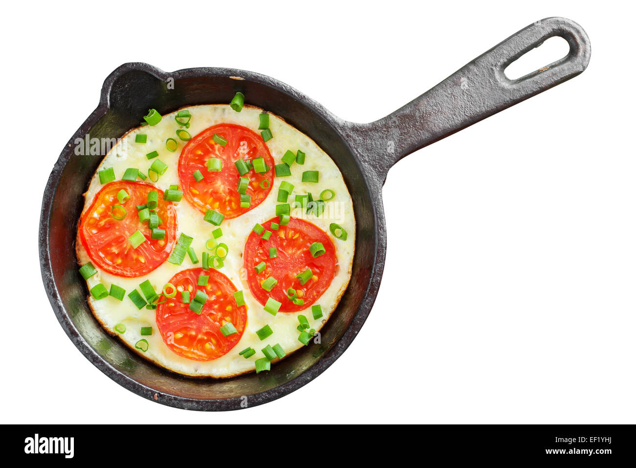 Pfanne mit Rührei und Tomaten isoliert Stockfoto