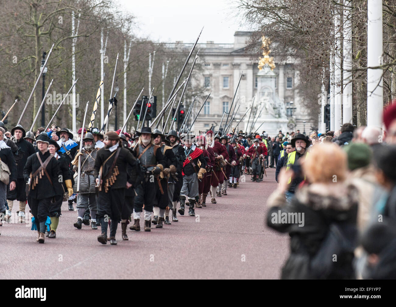 London, UK. 25. Januar 2015.  Jedes Jahr Royalist Mitglieder der englische Bürgerkrieg Gesellschaft montieren und März auf The Mall für einen kurzen Gedenkgottesdienst zum Gedenken an die Hinrichtung von König Charles I im Jahre 1649. Bildnachweis: Gordon Scammell/Alamy Live-Nachrichten Stockfoto