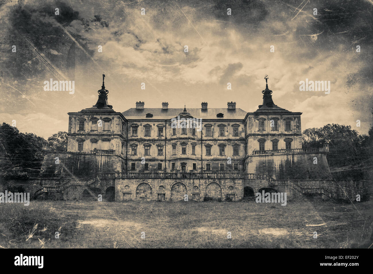 Pidhirzi Schloss, Dorf Podgortsy, Renaissance-Palast, Region Lviv, Ukraine. Retro-stilisierte Foto in schwarzen und weißen Farben Stockfoto