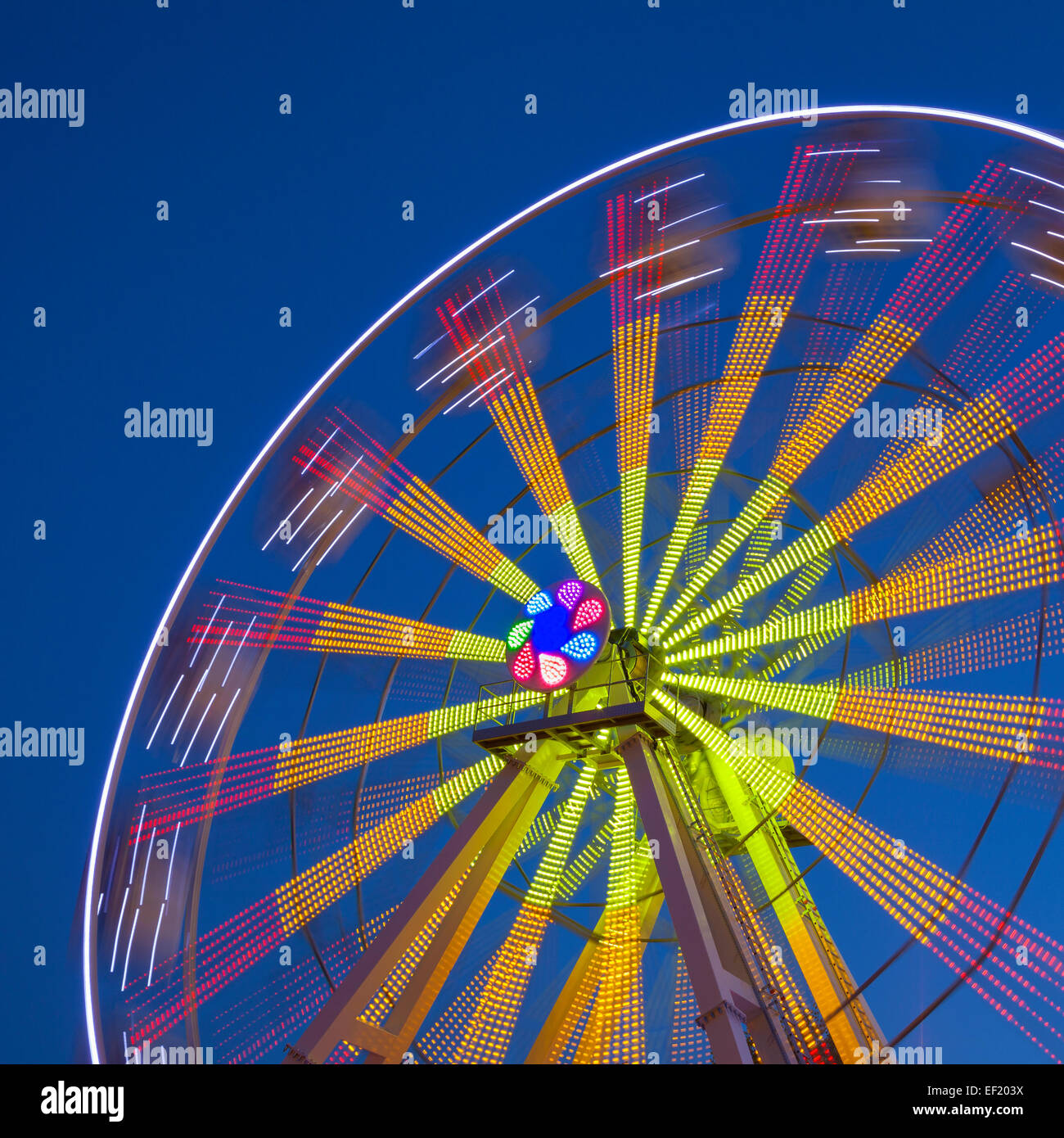 Riesenrad-Karussell auf einem dunkelblauen Himmelshintergrund. Langzeitbelichtung. Stockfoto