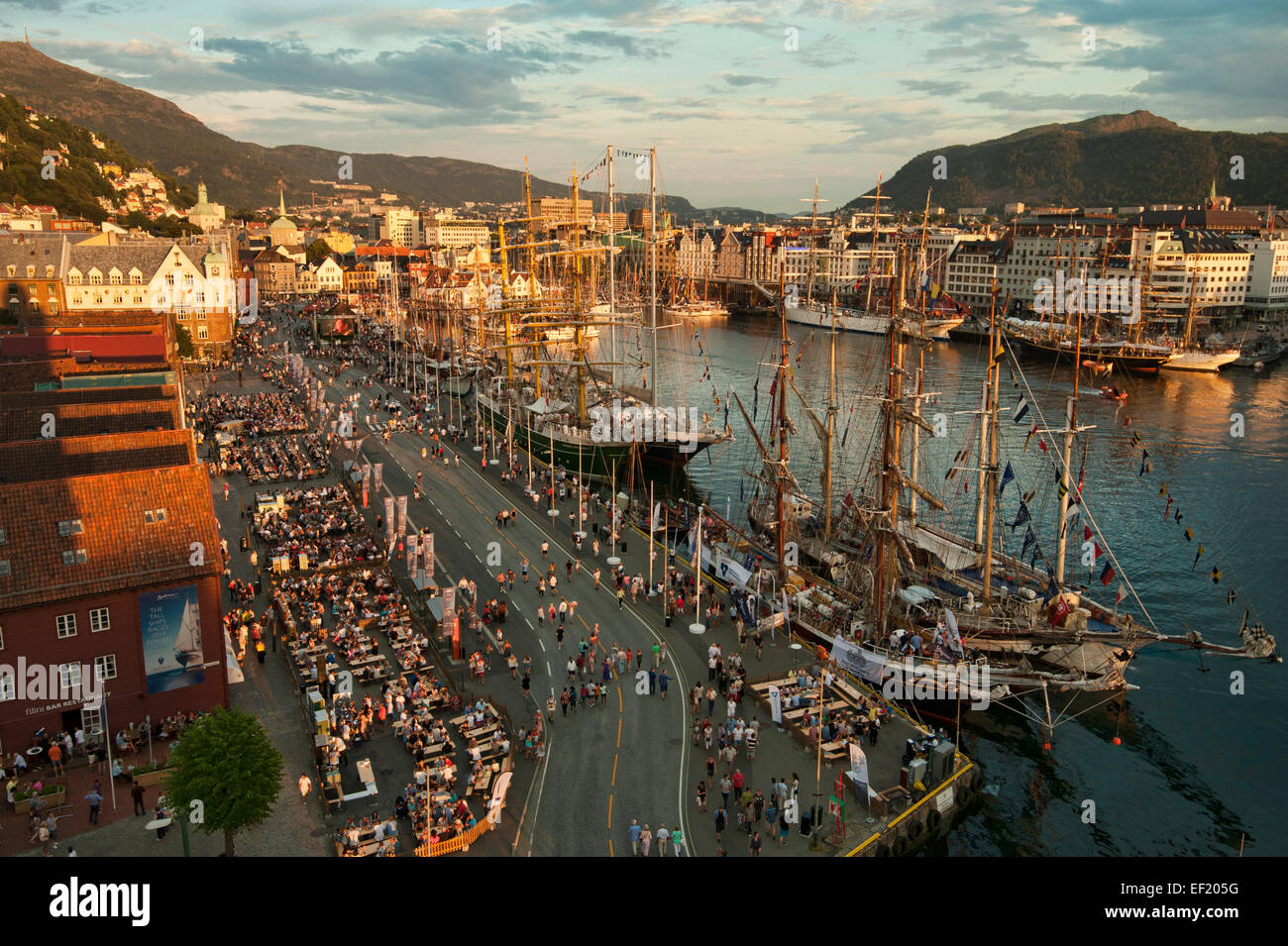 Die schöne Stadt Bergen bei Sonnenuntergang während der Tall Ship Race-Feierlichkeiten im Juli 2015. Stockfoto