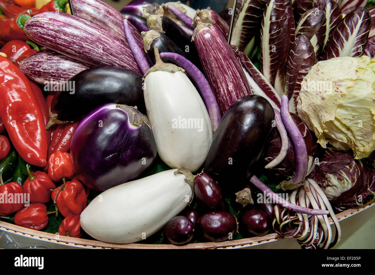 Berlin, Deutschland. 23. Januar 2015. Verschiedene Sorten von Auberginen auf der internationalen Grünen Woche in Berlin, Deutschland, 23. Januar 2015. Der 80. Internationalen Grünen Woche geht zu Ende. Foto: FELIX ZAHN/Dpa/Alamy Live News Stockfoto