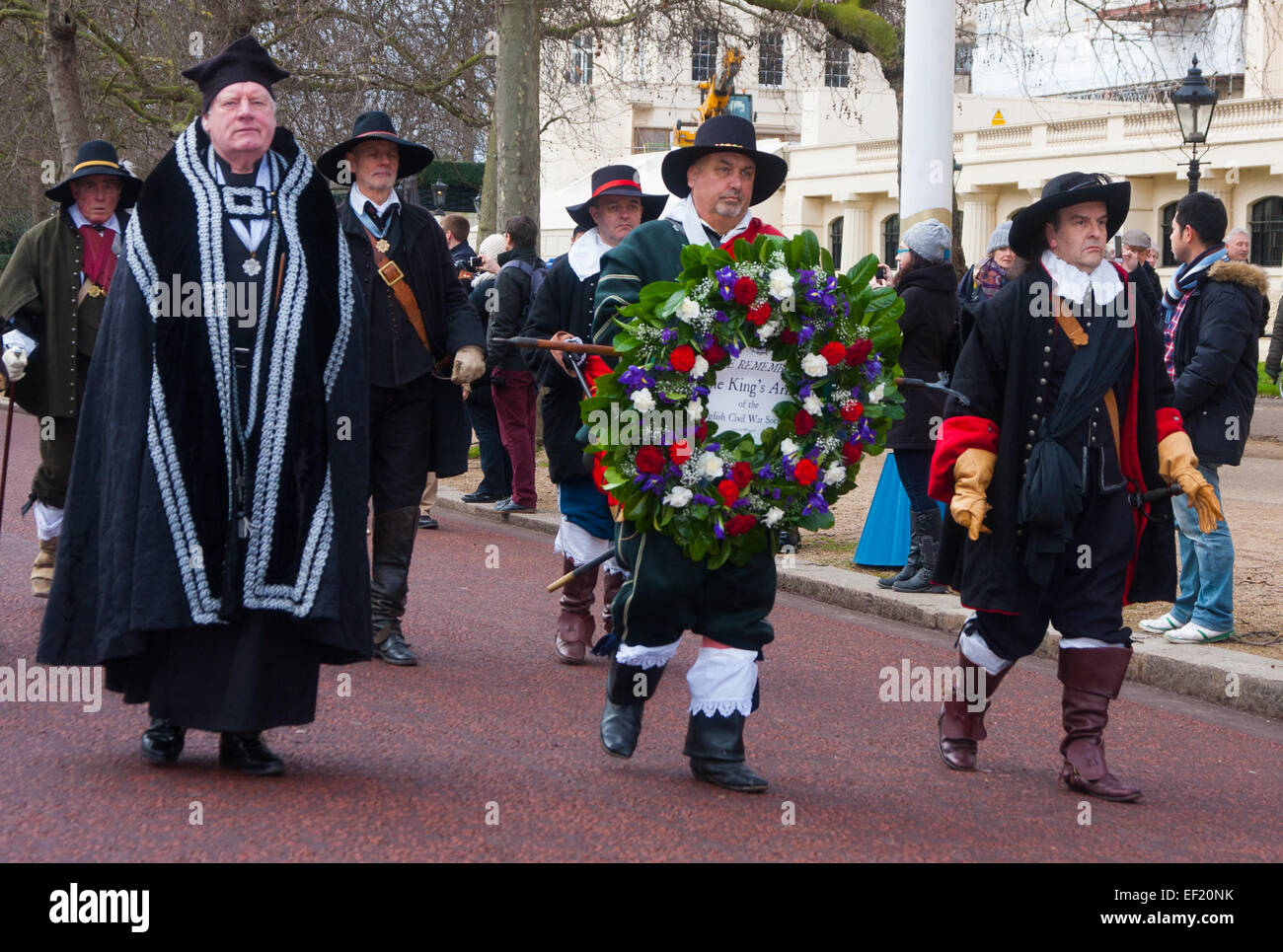 London, UK. 25. Januar 2015. Jedes Jahr am letzten Sonntag im Januar Geschichte Enthusiatsts nachspielen des Königs Armee Parade entlang der Route ging von König Charles I auf am Morgen des 30. Januar 1649, von St James Palace, das Banqueting House in Whitehall, wo er hingerichtet wurde. Um zu vermeiden, Whitehall für den Verkehr geschlossen, endet die Parade jetzt auf Horse Guards Parade. Bild: Einen Kranz Erinnerung an König Charles I, bis zu festlich bewirten des Hauses, gelegt werden erfolgt in der Parade-Kredit: Paul Davey/Alamy Live News Stockfoto