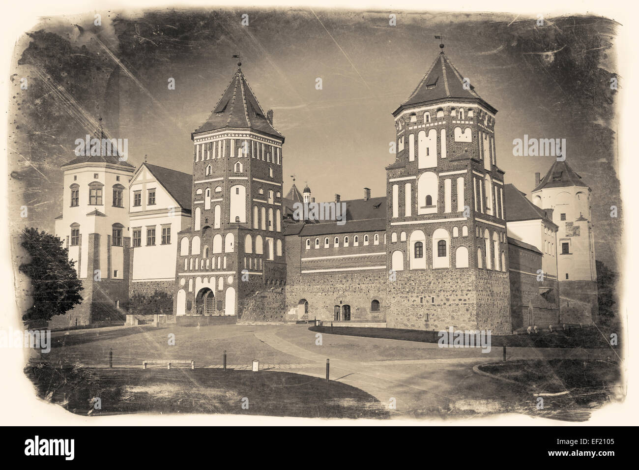 Vintage retro stilisierten Reise Bild des weißrussischen Touristenattraktion Wahrzeichen Schloss Mir. Stockfoto