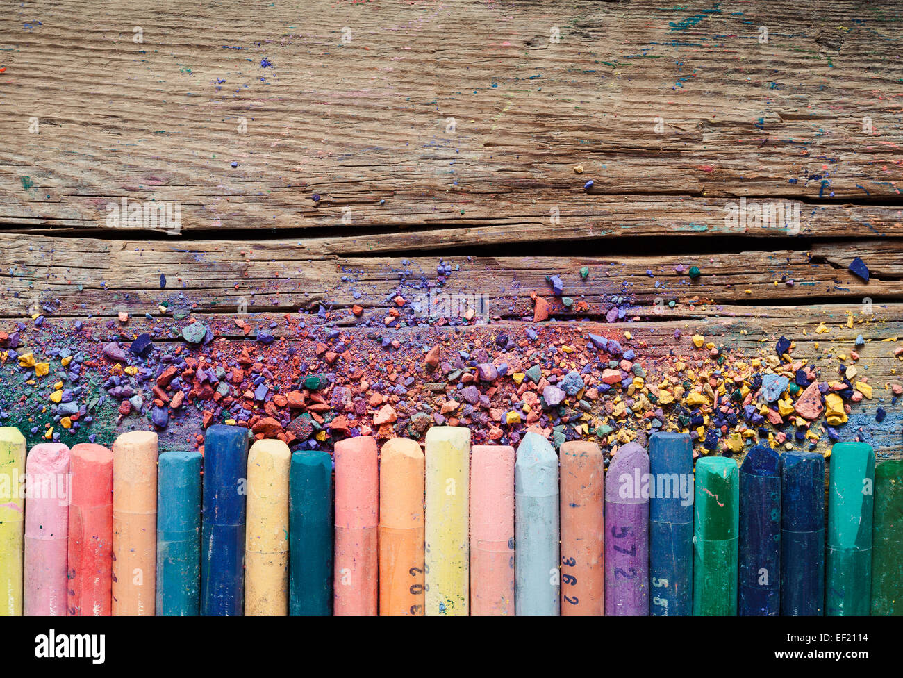 Pastellstiften und Pigment Staub auf alten hölzernen Hintergrund. Stockfoto