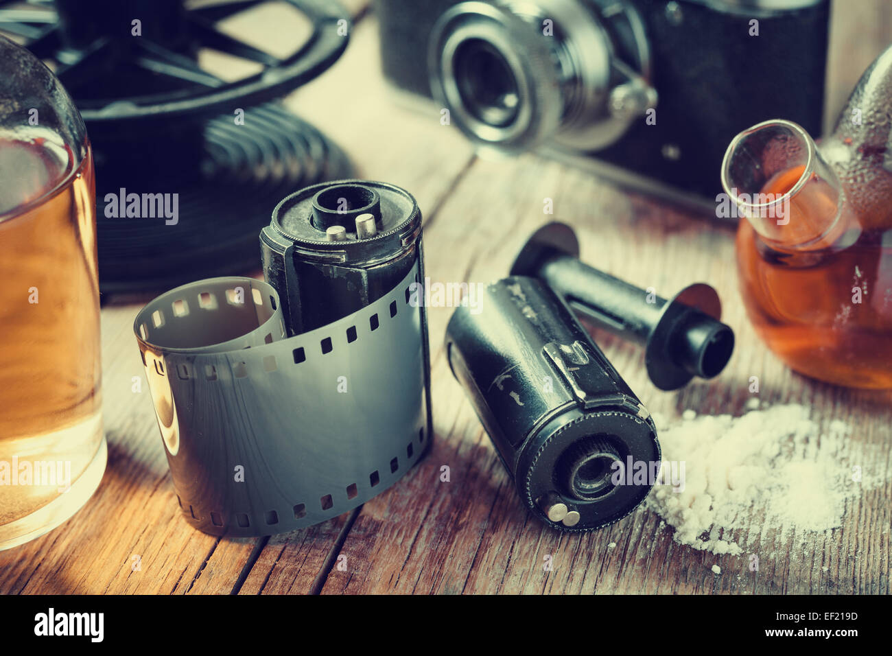 Alte Foto-Filmrollen, Kassette, Retro-Kamera und chemischen Reagenzien für fotografischen Film. Jahrgang stilisiert. Stockfoto