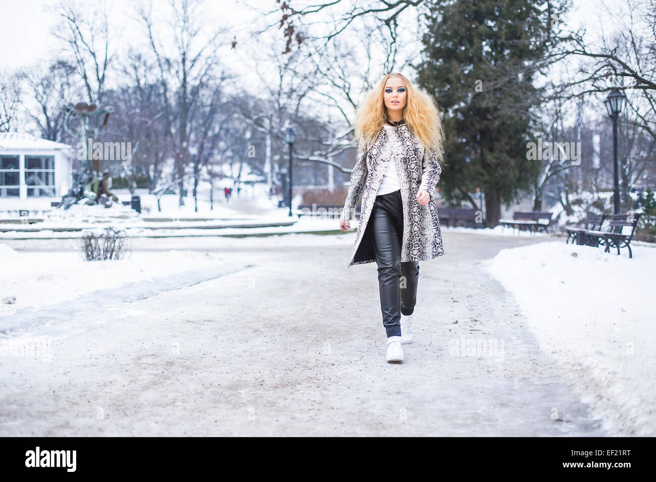Blonde Mädchen im Park an einem Wintertag Stockfoto