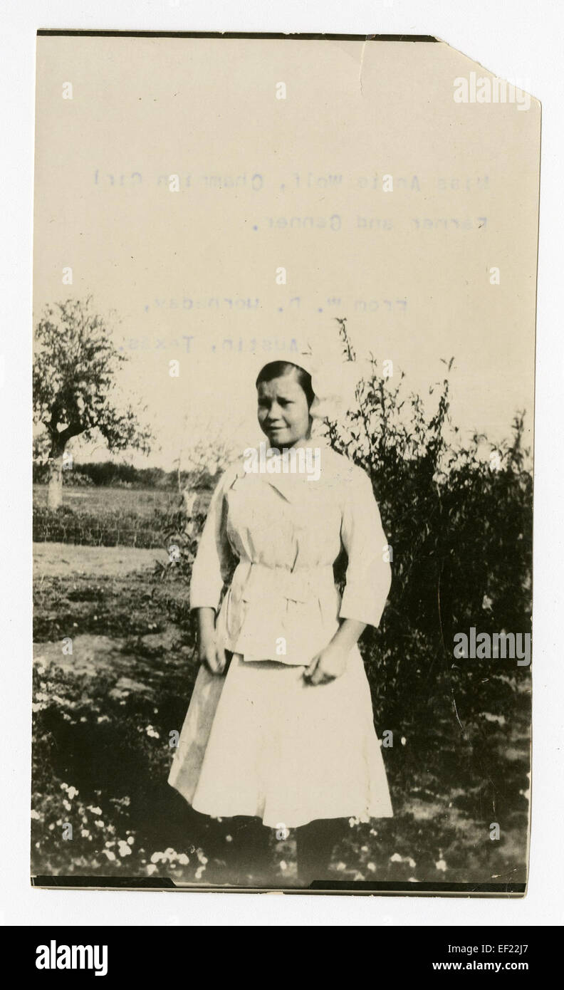 Miss Annie Wolf, anerkannt als Meisterlandwirt und als Auszeichnung, steht als Vorbild für landwirtschaftliche Leistungen. Ihre Arbeit zeigt die entscheidende Rolle der Frauen in der Landwirtschaft und der Konservierung von Lebensmitteln. Stockfoto