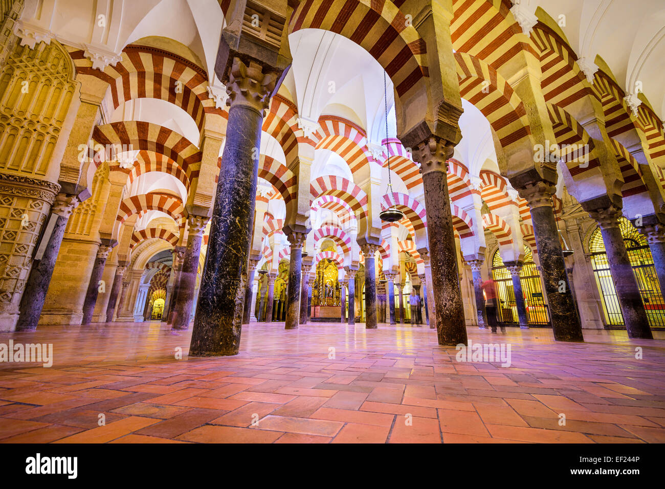 Säulenhalle in der Moschee-Kathedrale von Córdoba. Die Website hat eine reiche religiöse Geschichte und ist derzeit eine aktive Kathedrale. Stockfoto