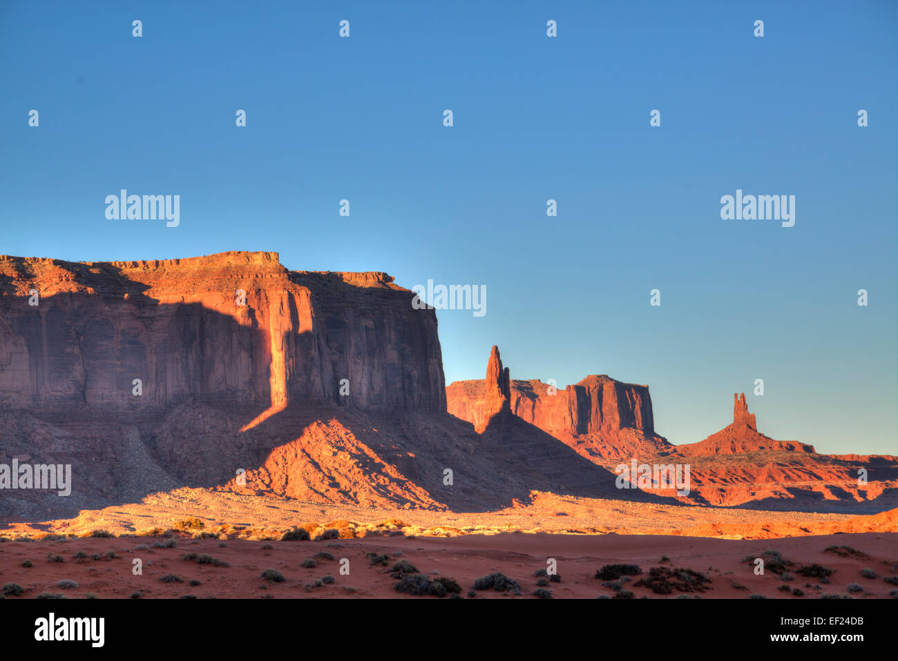 Sentinel Mesa (links), Monument Valley Navajo Tribal Park, Utah, USA Stockfoto
