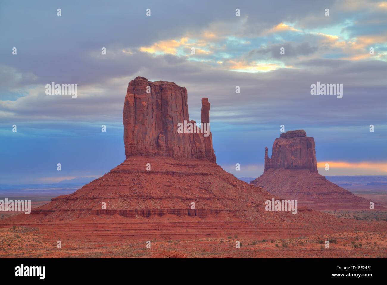 West Mitten Butte (links), East Mitten Butte (rechts), Sonnenaufgang, Monument Valley Navajo Tribal Park, Utah, USA Stockfoto