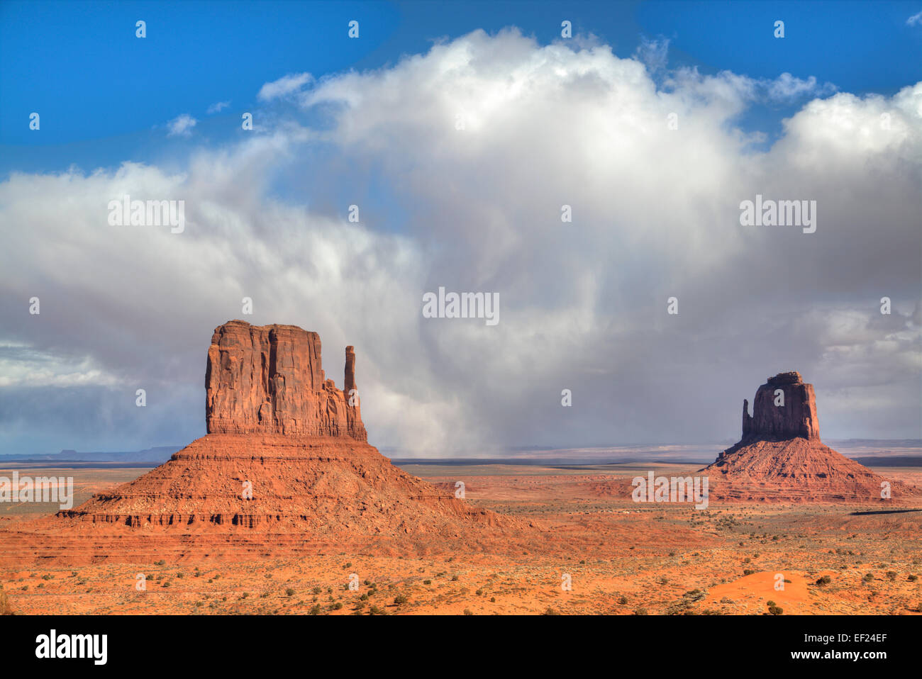 West Mitten Butte (links), East Mitten Butte (rechts), Monument Valley Navajo Tribal Park, Utah, USA Stockfoto