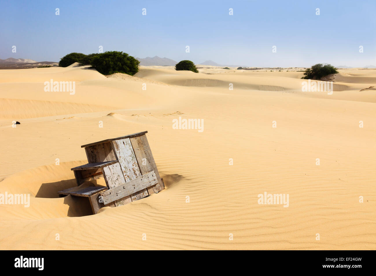 Holz- Schritte in eine große trockene Landschaft Weite des leeren Wüste Sand aufgegeben. Deserto de Viana, Boa Vista, Kap Verde Inseln, Afrika. Stockfoto