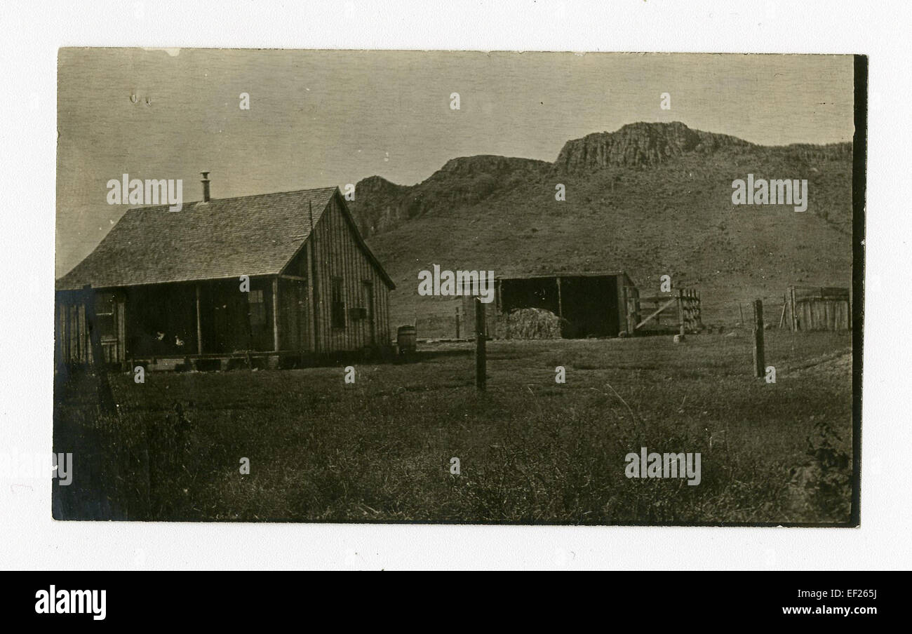 Ein typisches Siedlerhaus an der westlichen texanischen Grenze, das den einfachen und rauen Lebensstil der Pioniere im 19. Jahrhundert veranschaulicht. Das Haus spiegelt die Einfallsreichtum und Widerstandsfähigkeit der frühen Siedler wider. Stockfoto