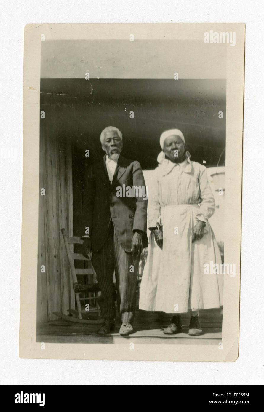 Henry Shaw und seine Frau werden als Pioniere der texanischen Grenze dargestellt, die zur frühen Besiedlung und Entwicklung von Texas beitragen. Dieses Bild spiegelt die Herausforderungen und Widerstandsfähigkeit der frühen amerikanischen Siedler wider. Stockfoto