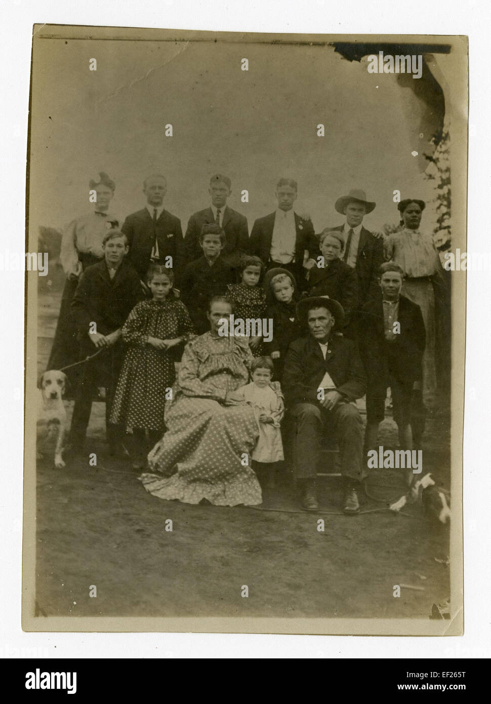 Mr. Und Mrs. Bill Brite und ihre 14 Kinder werden als Pioniere der texanischen Grenze dargestellt und spiegeln die großen Familien und das harte Leben der frühen Siedler an der texanischen Grenze wider. Stockfoto