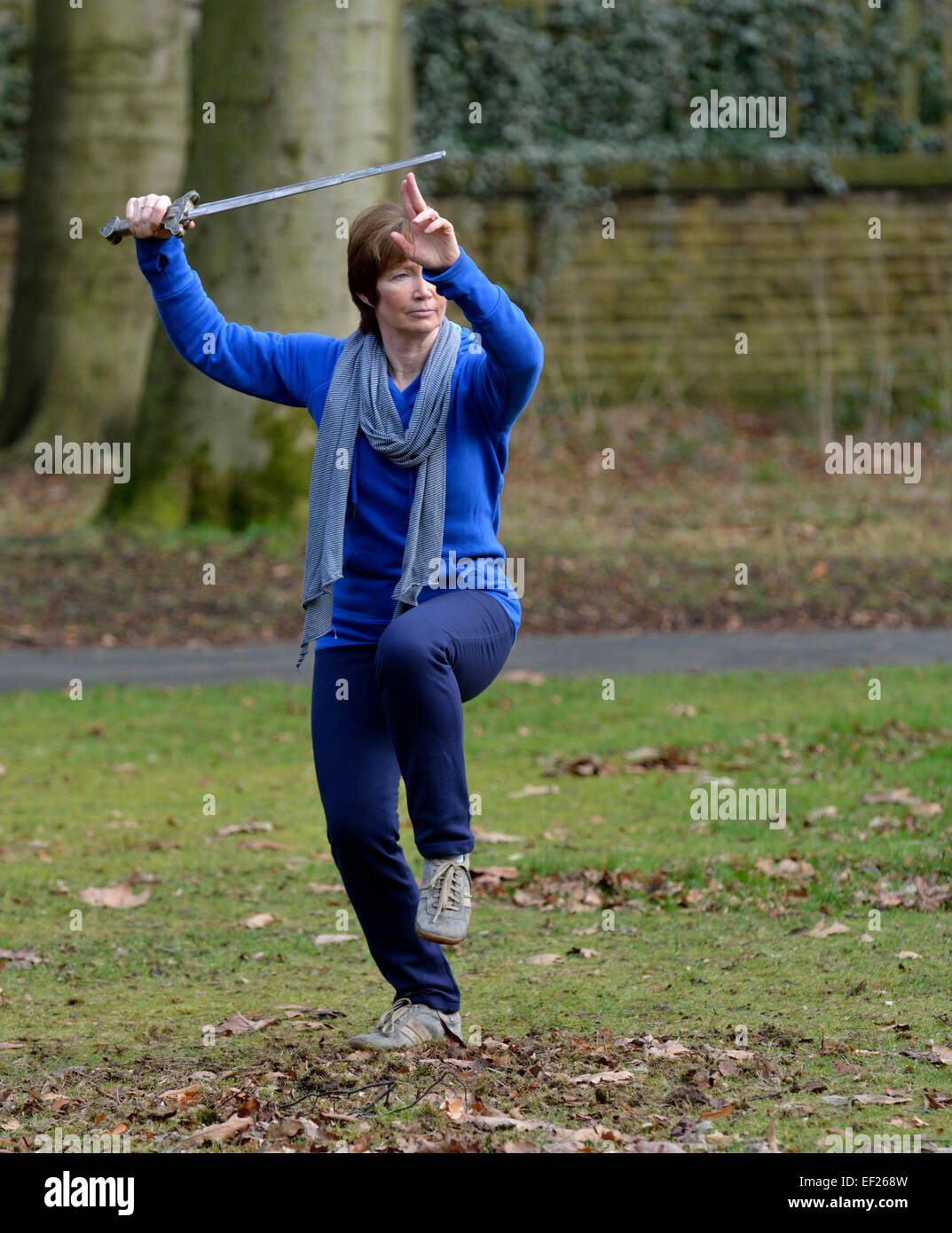 eine Frau praktizieren Tai Chi in einem park Stockfoto