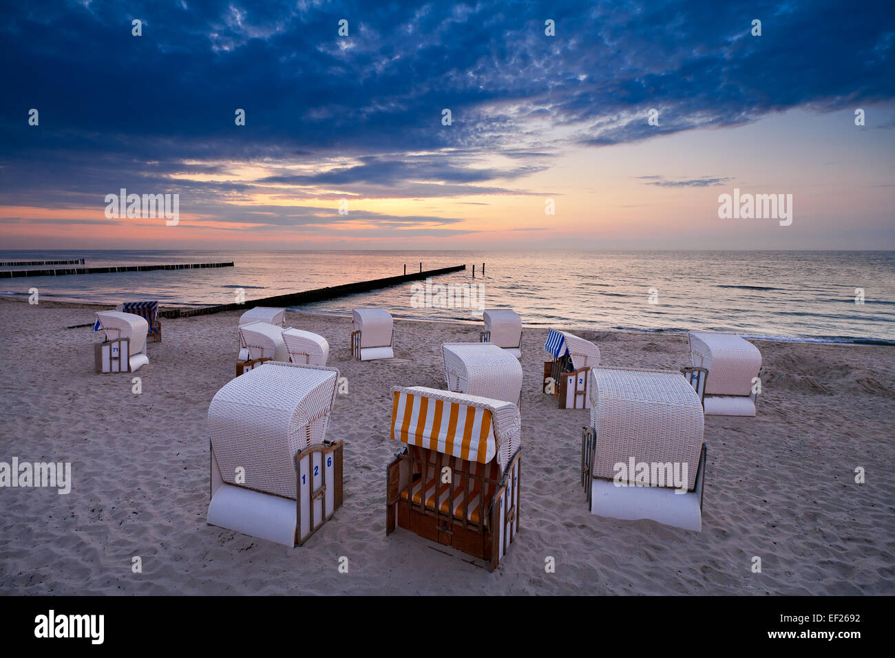 Strandkörbe am Ufer der Ostsee Stockfoto