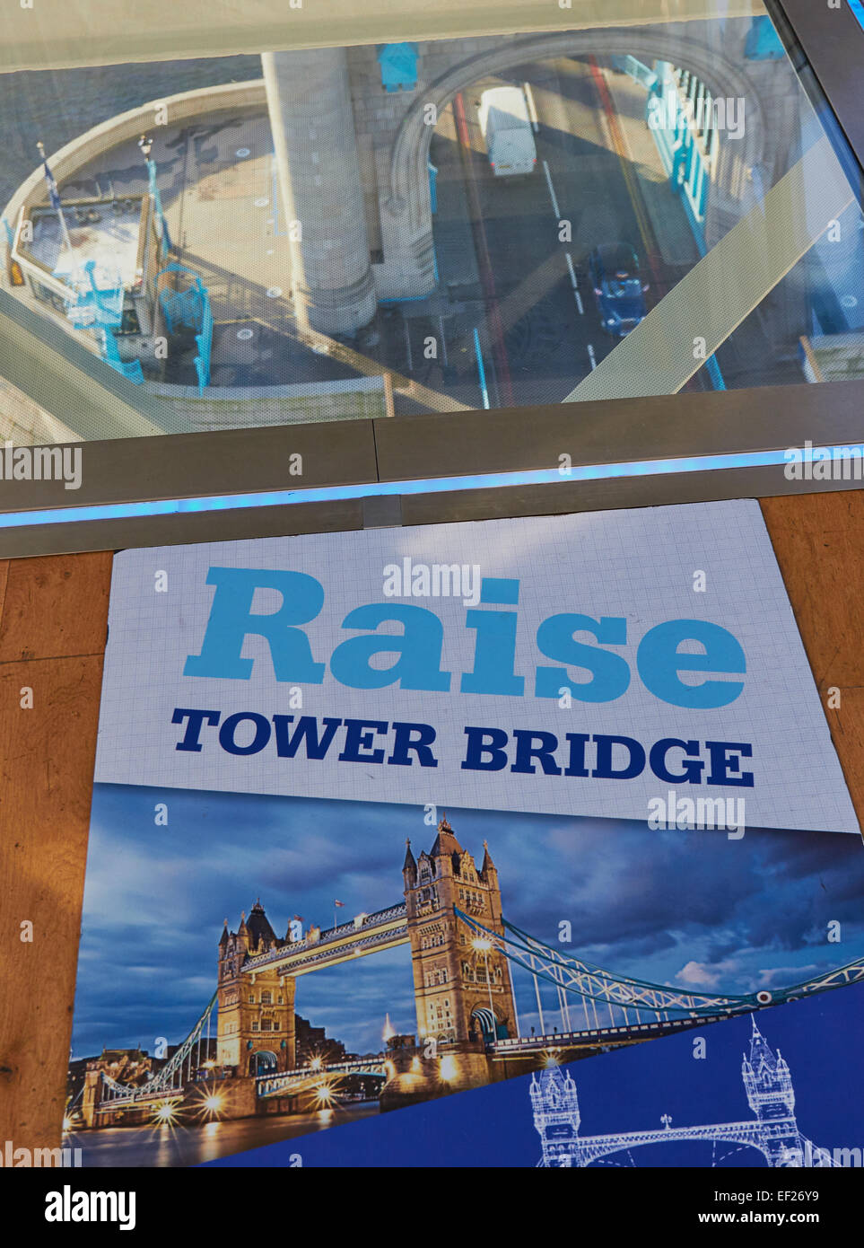 Durch hohe Wasserstandanzeigers Laufsteg der Tower Bridge 42 Meter über dem Fluss Themse London England Europa anzeigen Stockfoto