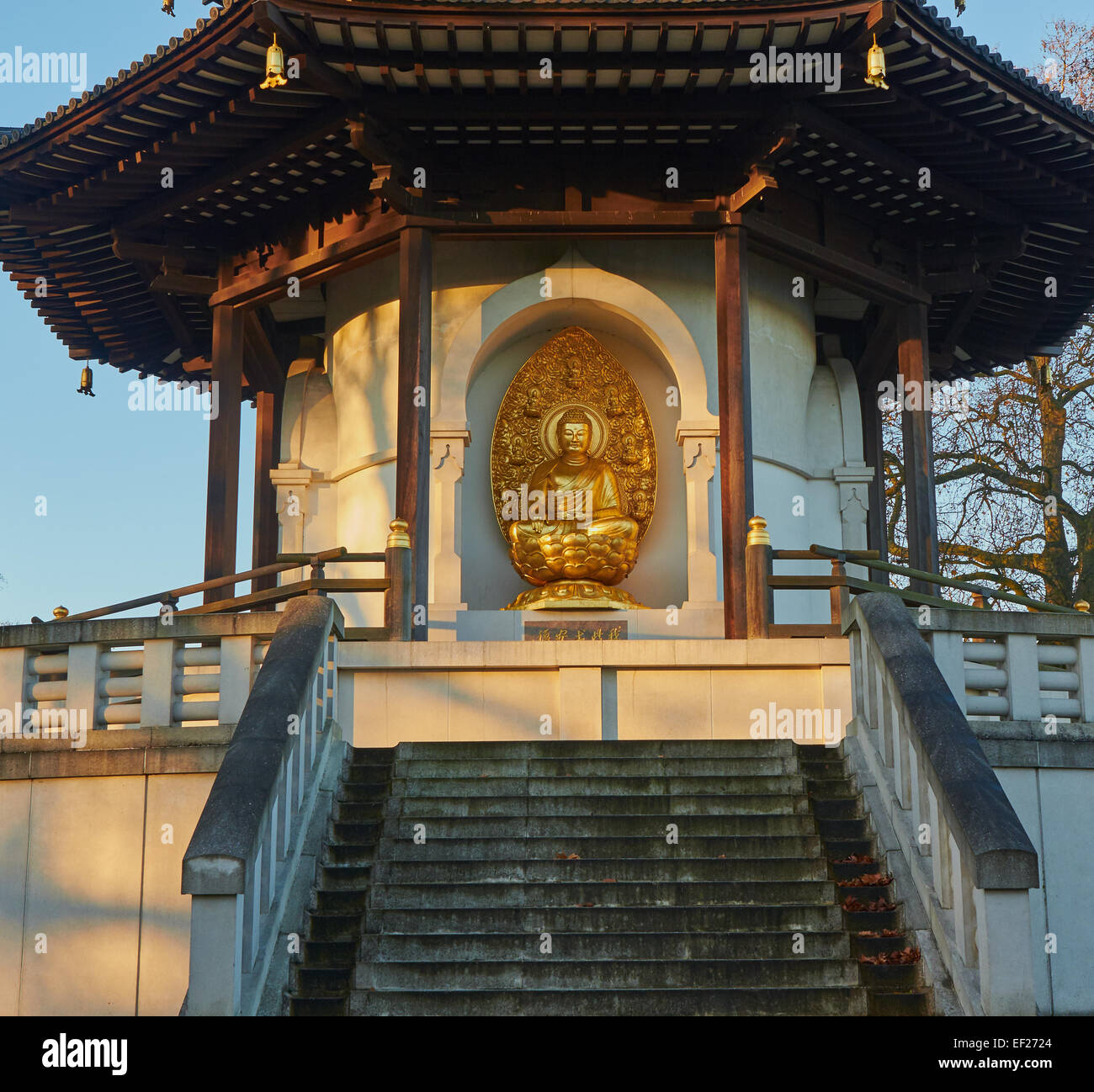 Sunrise-Licht auf Battersea Park Peace Pagoda golden Buddha London England Europa Stockfoto