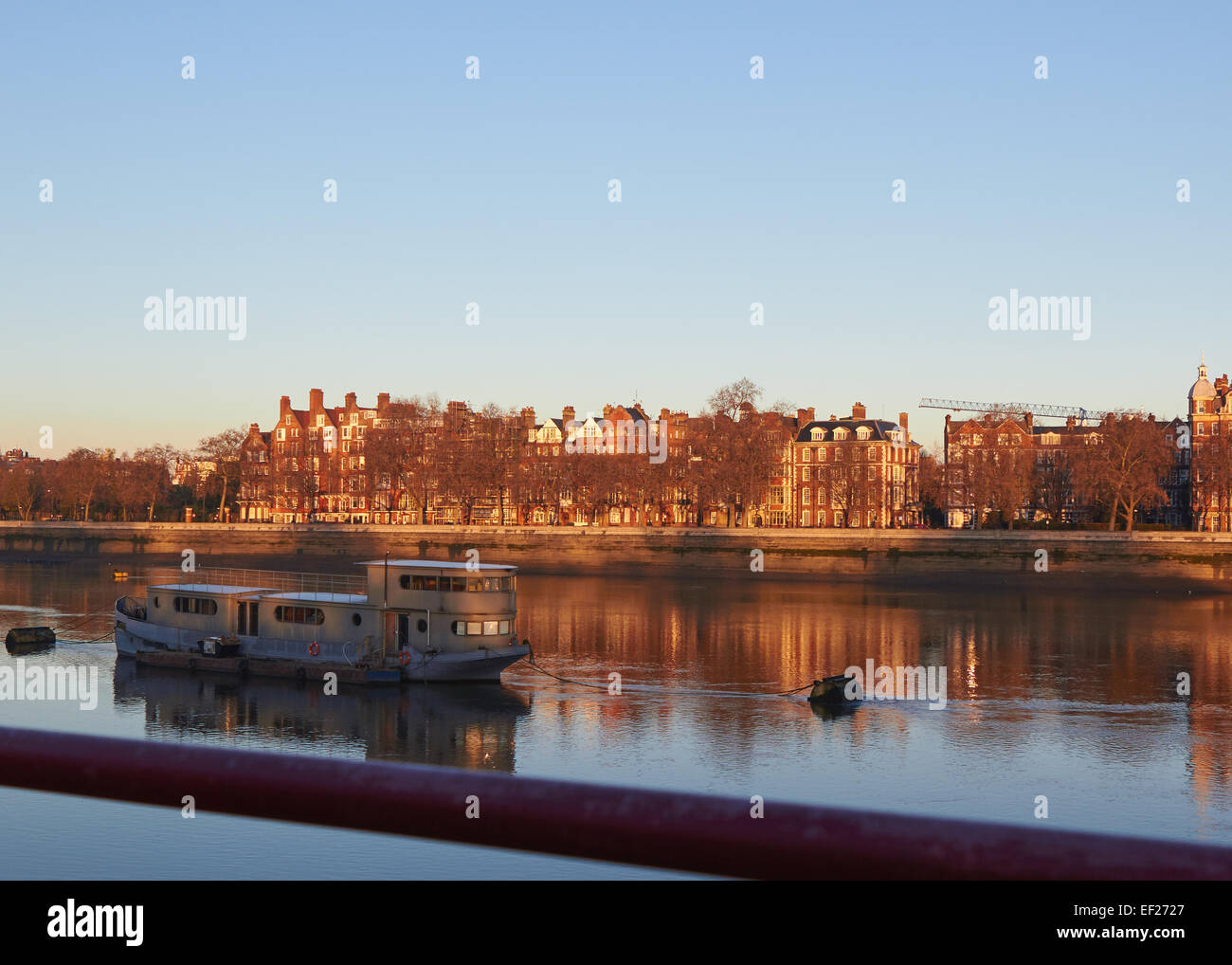 Schiff vor Anker auf der Themse bei Sonnenaufgang zwischen Battersea Park und Chelsea Embankment London England Europa Stockfoto