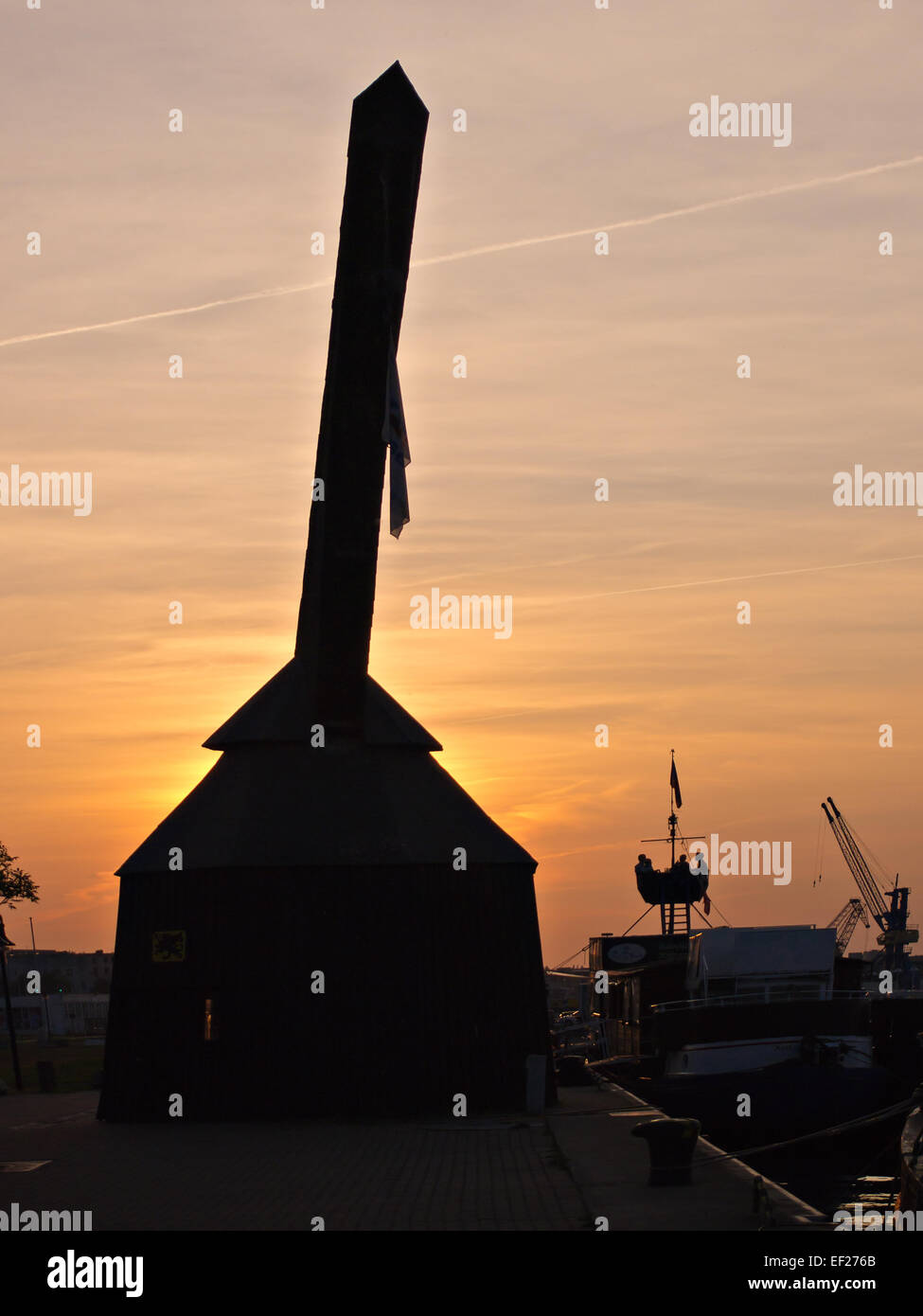 Historischer Kran in den Hafen der Hansestadt Rostock (Deutschland). Stockfoto