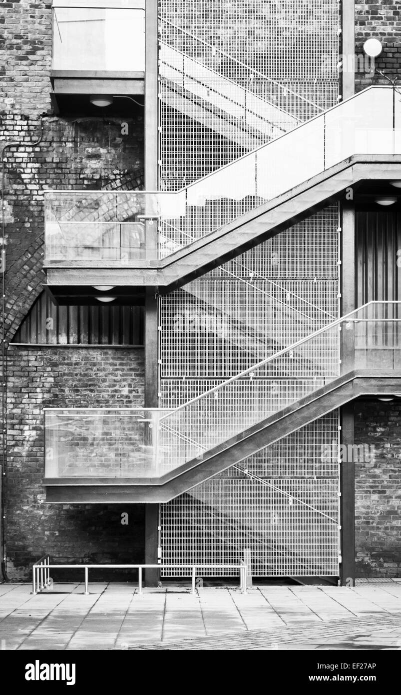 Eine Treppe an der Außenwand eines städtischen Gebäudes Stockfoto