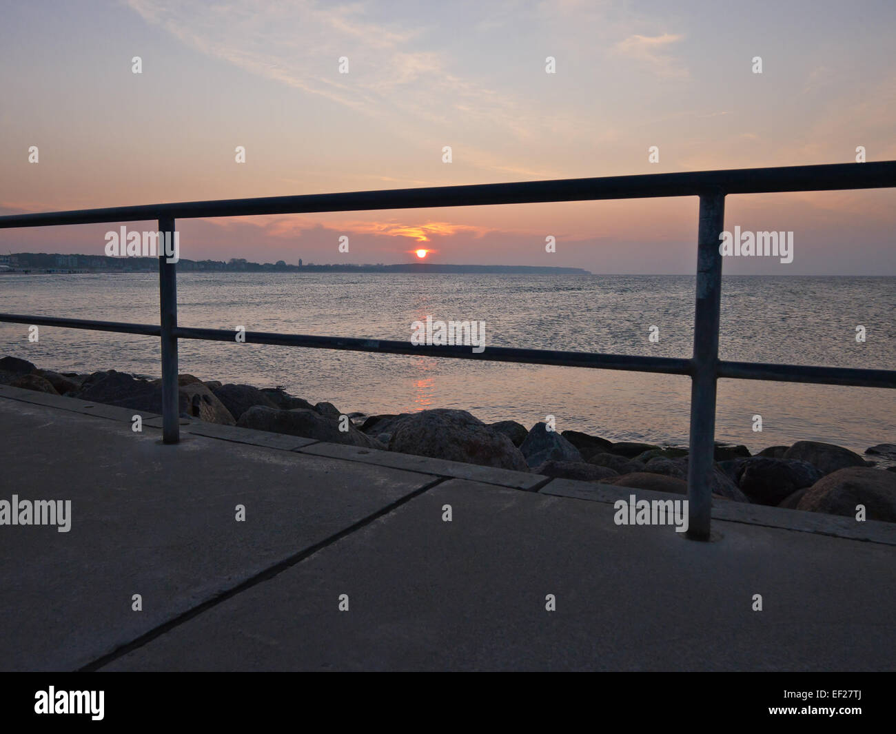 Sonnenuntergang am Ufer der Ostsee. Stockfoto
