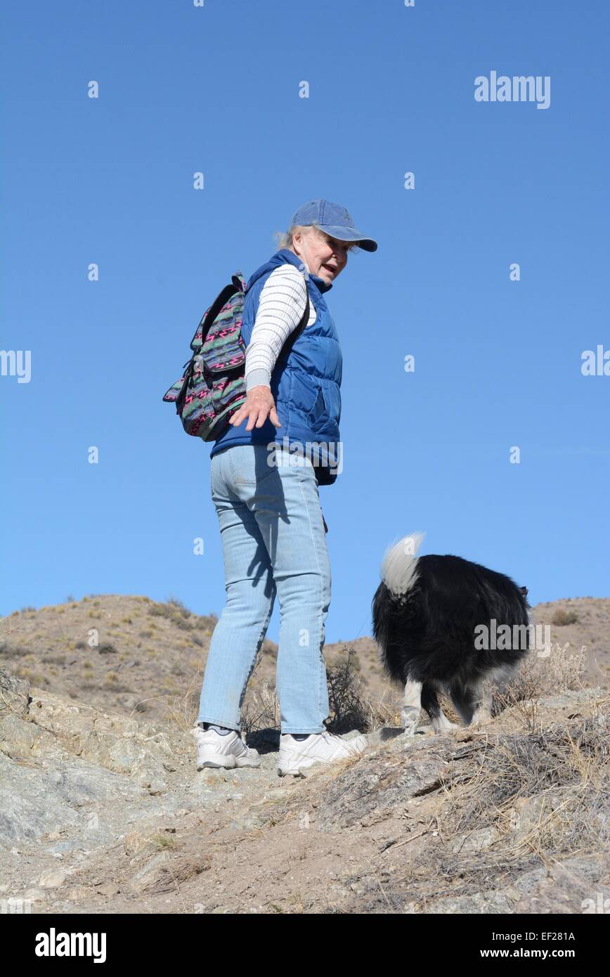 Senioren mit ihrem Hund fast an die Spitze der steile Aufstieg in Bergen in der Nähe von Albuquerque, New Mexico Stockfoto