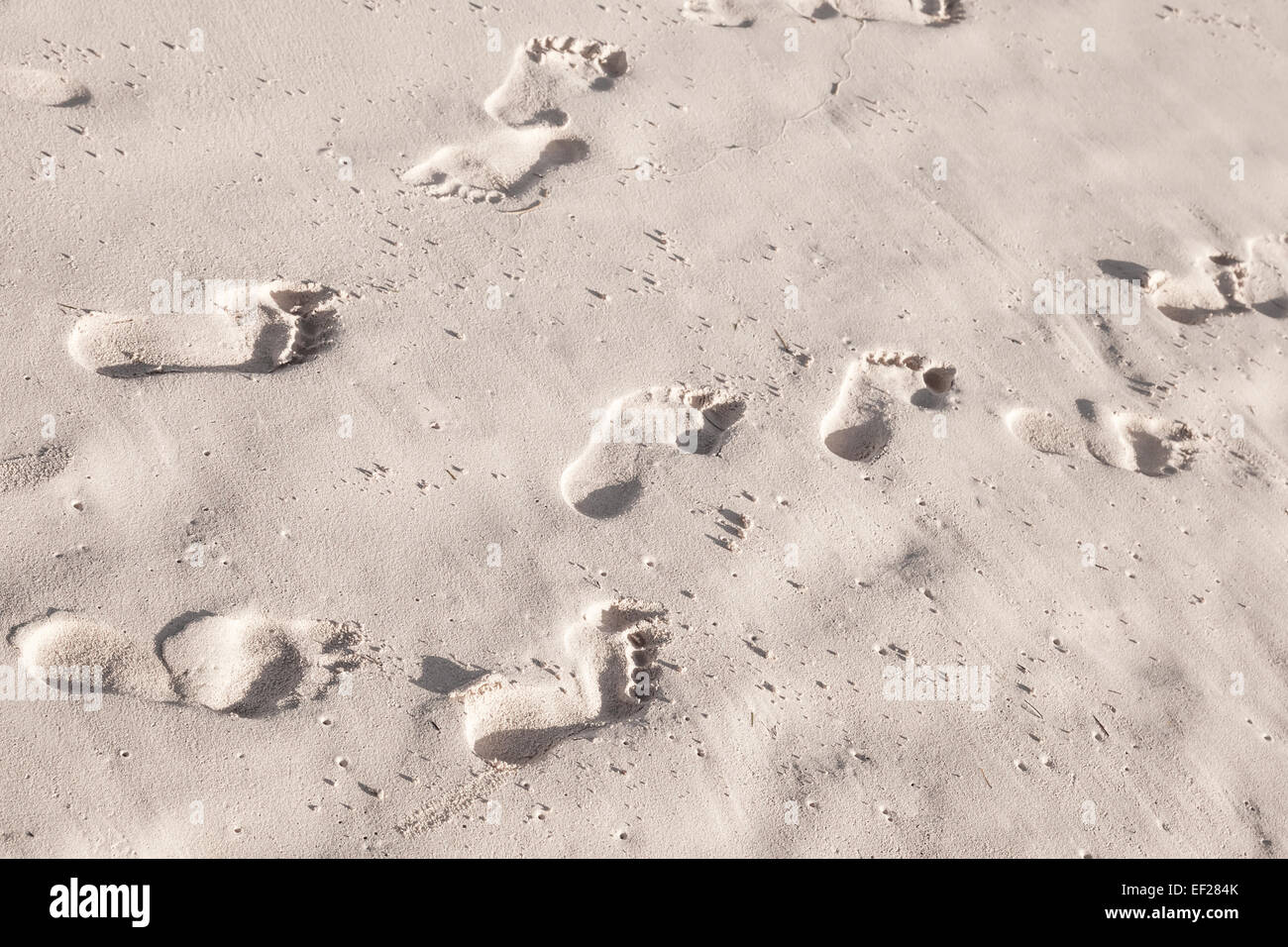 Fußspuren im weißen Küsten Sand am Strand Ozeans Stockfoto